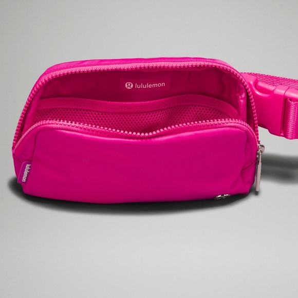 *SOLD* Lululemon Everywhere Belt Bag - Picture 4 of 6